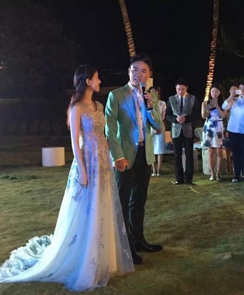 太美奶茶妹妹刘强东婚礼现场深情拥吻