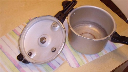 女子图快用高压锅煮面万没想到成炸弹